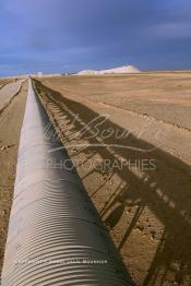 Image du Maroc Professionnelle de  Bande transporteuse des phosphates à Boucraa de L'Office chérifien des phosphates. Le Groupe OCP est une société anonyme fondée en 1920 et domiciliée au Maroc. OCP S.A est le Leader mondial de l'industrie du phosphate, Mardi 8 Février 2005. (Photo / Abdeljalil Bounhar)